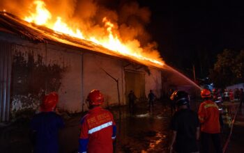 Gudang Mie Instan dan Camilan Terbakar, Kerugian Ditaksir Rp5,5 Miliar