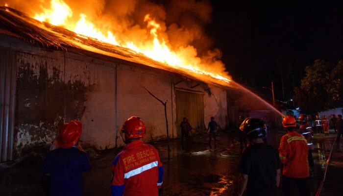 Gudang Mie Instan dan Camilan Terbakar, Kerugian Ditaksir Rp5,5 Miliar
