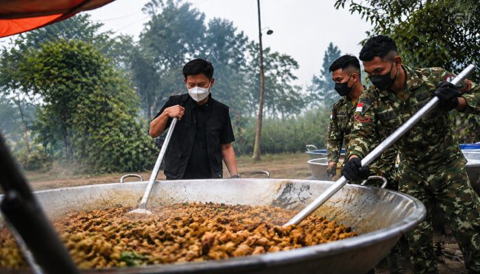 Bantu Petugas Karhutla, Bobon Santoso Siapkan Makanan dan Logistik di Tumbang Nusa