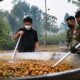 Bantu Petugas Karhutla, Bobon Santoso Siapkan Makanan dan Logistik di Tumbang Nusa